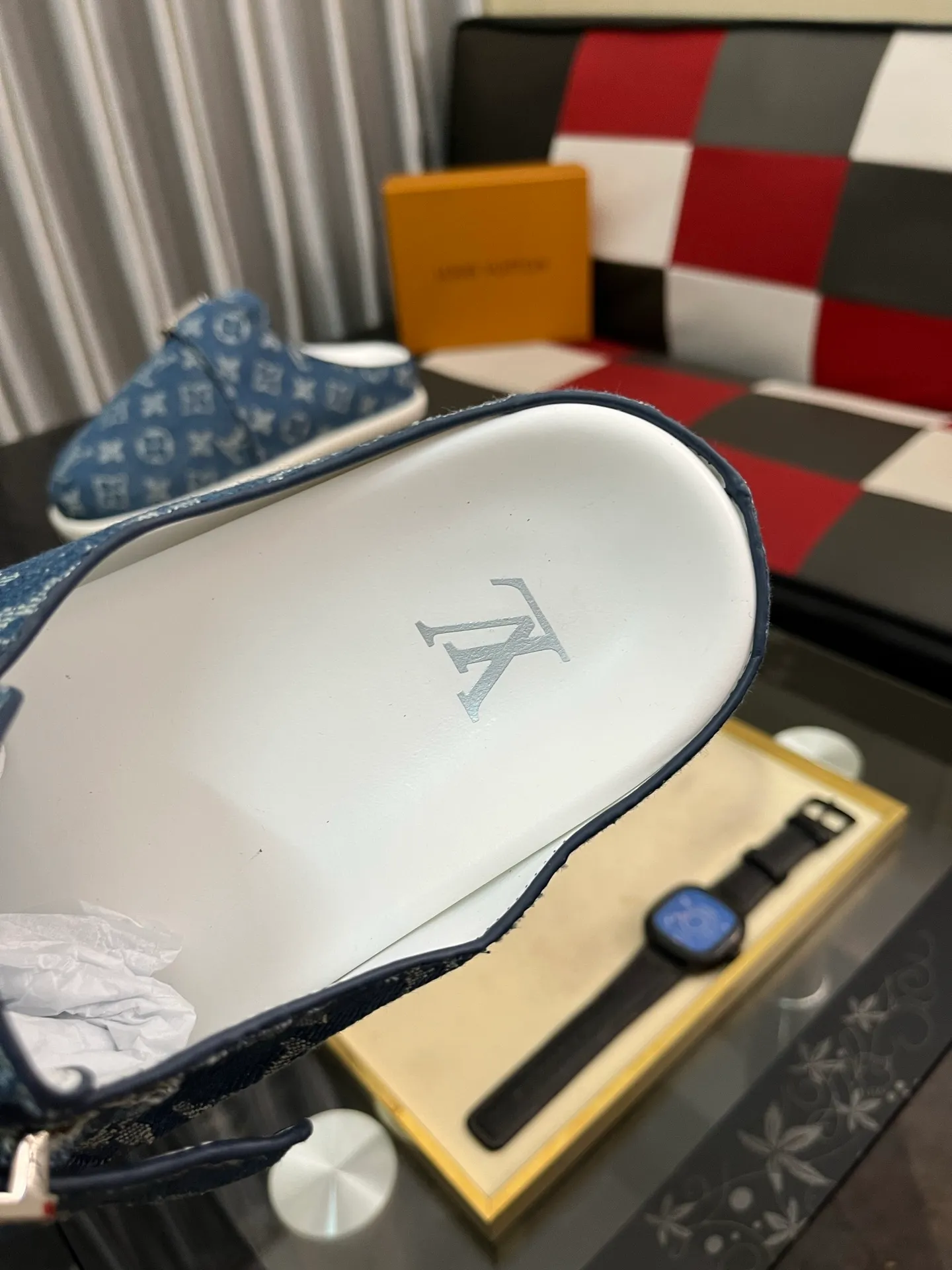 Men's shoes 💰380⌚️⌚️2025 new men's casual sandals and slippers, made of suede cow leather, with Monogram pattern to highlight the trendy style. Adjustable straps illuminated with LV letters, while a resilient insole and micro outsole provide lightweight comfort. Made of suede cow leather with embossed Monogram pattern and brand element metal hardware✅Adjustable straps➕Tough insole‼ ️Micro outsole. Comfortable and easy to wear‼ ️size: 38-443️⃣Colors available
